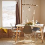 biely-jedalensky-stol-so-svetlymi-stolickami-vo-vidieckom-style