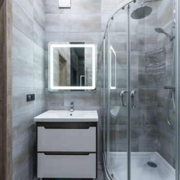 walk in sprcha v modernej sivej kupelni